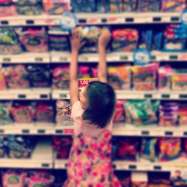 girl shop choise aisle